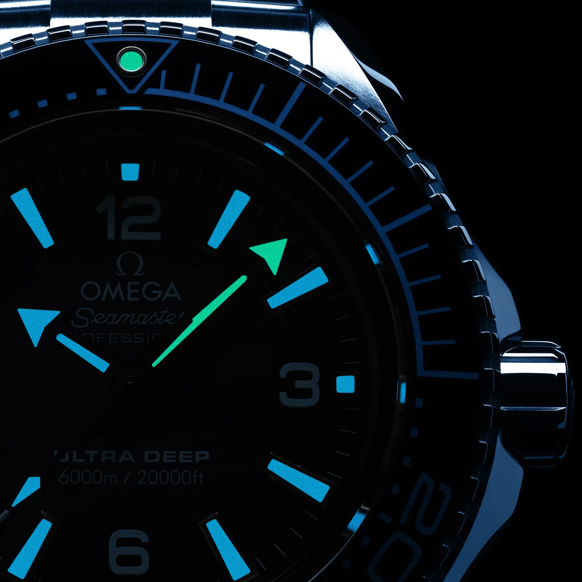 Đồng hồ Omega Seamaster Planet Ocean 6000M 215.30.46.21.03.002 với mặt số màu xanh. Dây đeo bằng thép. Thân vỏ bằng thép.