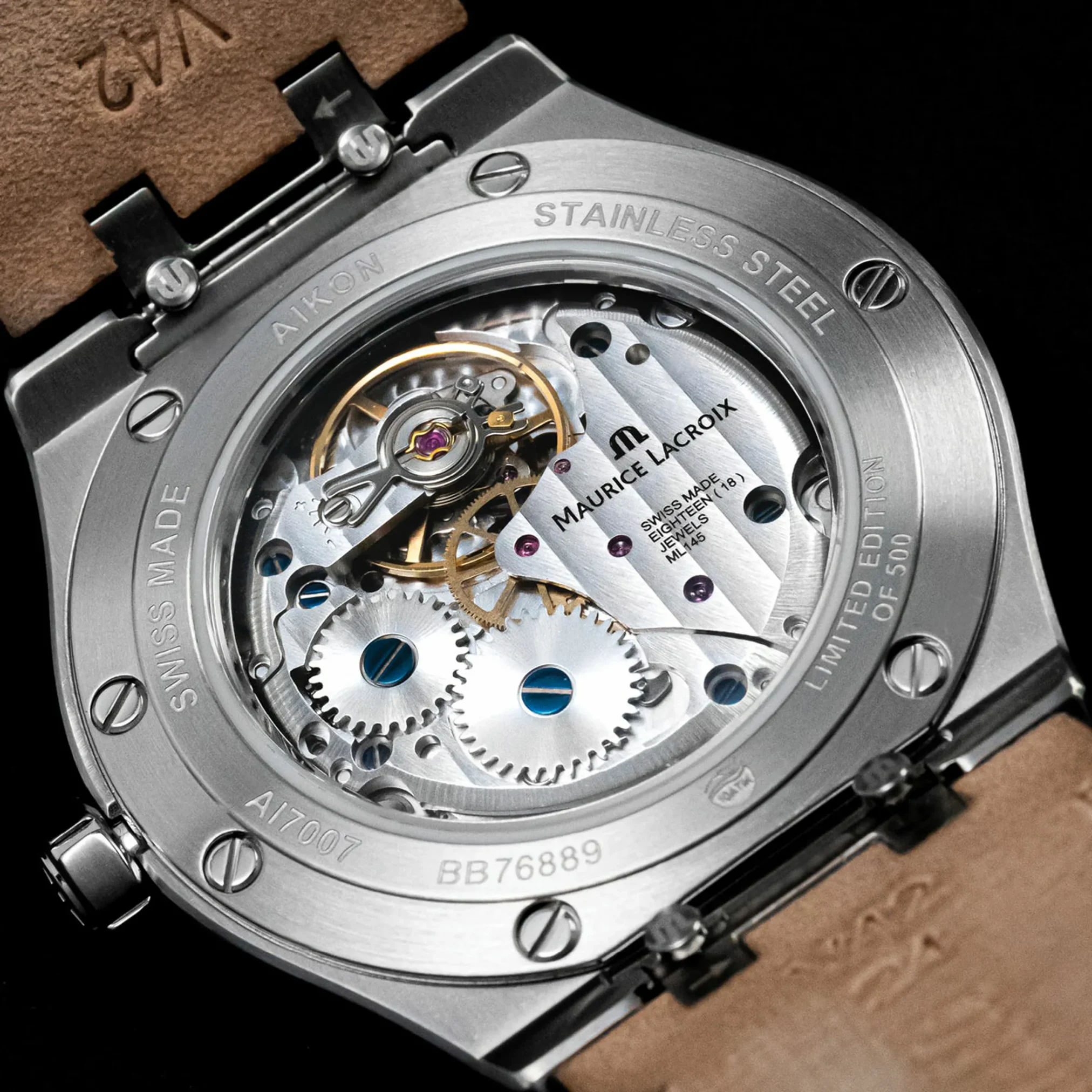 Đồng hồ Maurice Lacroix Aikon Manual 39MM Collectors Edition AI7007-SS00E-430-C với mặt số màu xanh. Dây đeo bằng thép và da. Thân vỏ bằng thép.