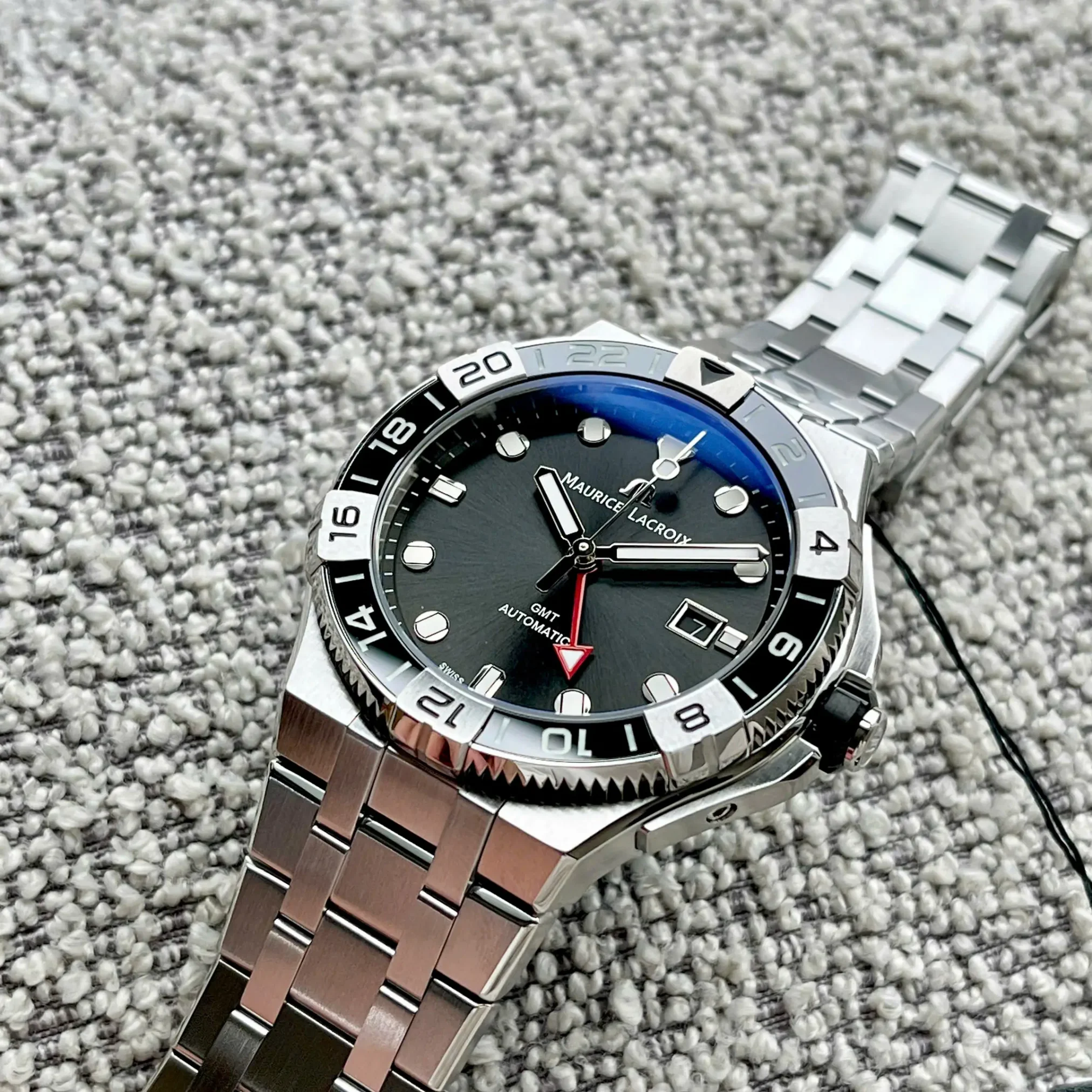 Đồng hồ Maurice-Lacroix-Aikon-Venturer-GMT-AI6158-SS002-330-1 với mặt số màu đen. Dây đeo bằng thép. Thân vỏ bằng thép.